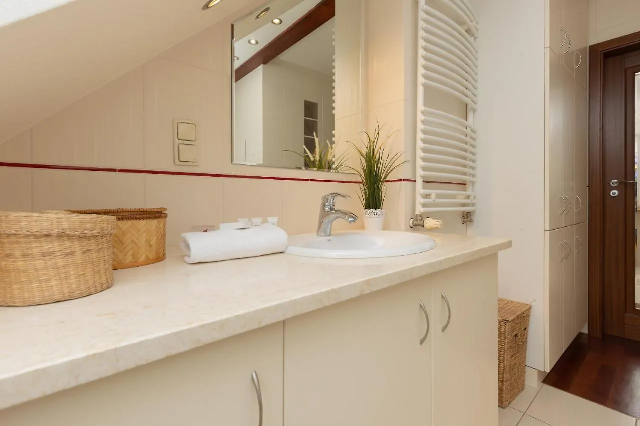 Quiet Bemowo House With Garden By Noclegi Renters Warszawa Dom wakacyjny